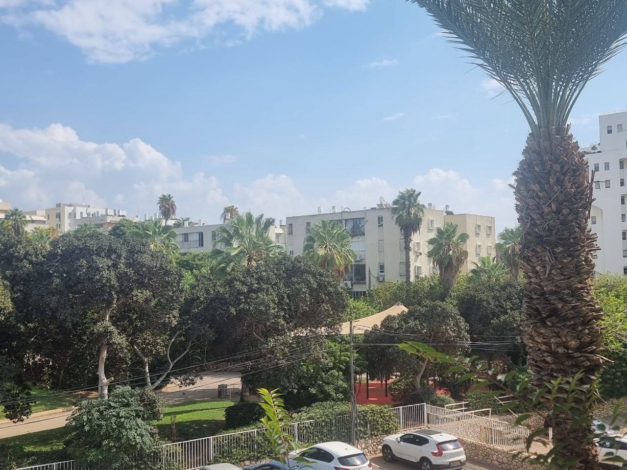 Vista de un parque y una zona residencial en el barrio de David, vacíos desde que comenzara el conflicto