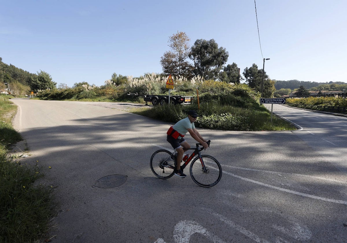 Un ciclista circula por el barrio Duález, en el entorno de las instalaciones de Sniace y la zona de influencia del proyecto.