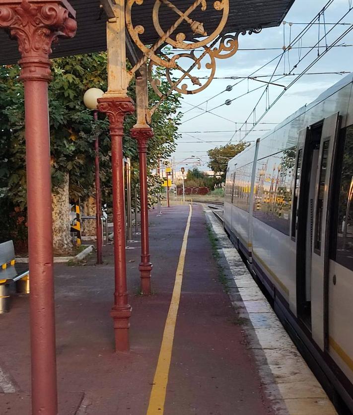 Imagen secundaria 2 - Un taxi acude a trasladar a algunos de los pasajeros. A la derecha, el tren parado en Orejo