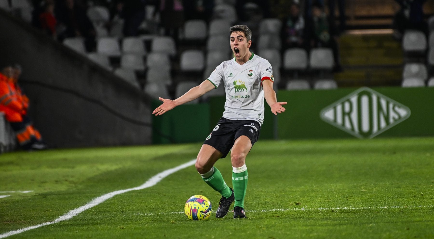 Íñigo Sainz-Maza, el canterano que más tiempo lleva en el primer equipo, porta además el brazalete de capitán.