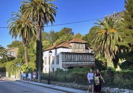 La 'Casa de las Palmeras', a la derecha, en el camino hacia la playa.