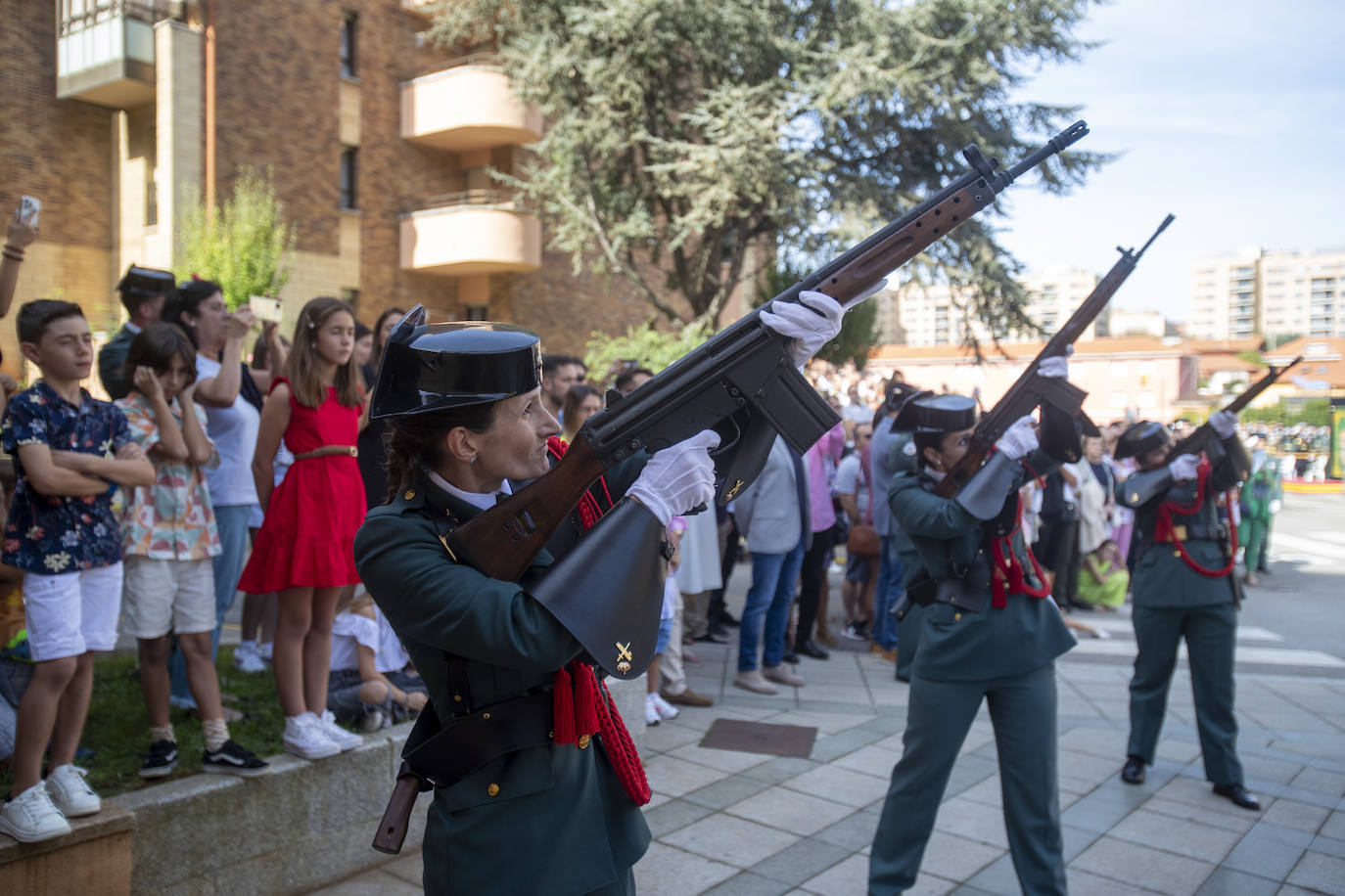 Guardias civiles disparan salvas en el transcurso del acto en Santander.