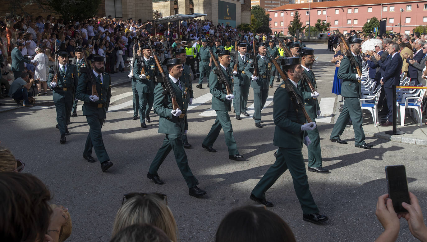 Guardias civiles desfilan por el Acuartelamiento de Campogiro.