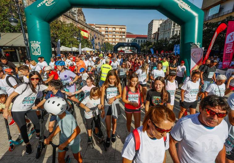 Miles de vecinos inauguran la marcha en la línea de salida, ayer, en el Bulevar Luciano Demetrio Herrero.