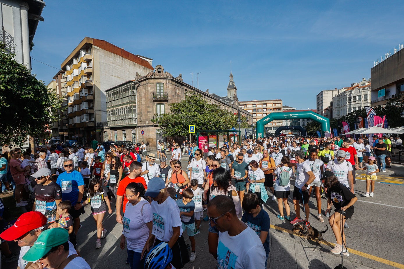 La multitud inicia su ruta hacia Pequeñeces, nada más inaugurar la marcha. 