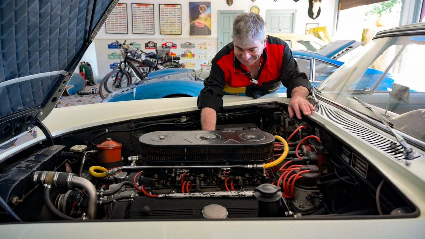 El mecánico, revisando el motor del Ferrari 250 GT.