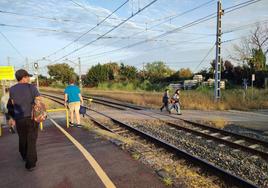 Pasajeros afectados por la avería del tren a Bilbao se apean en Orejo.