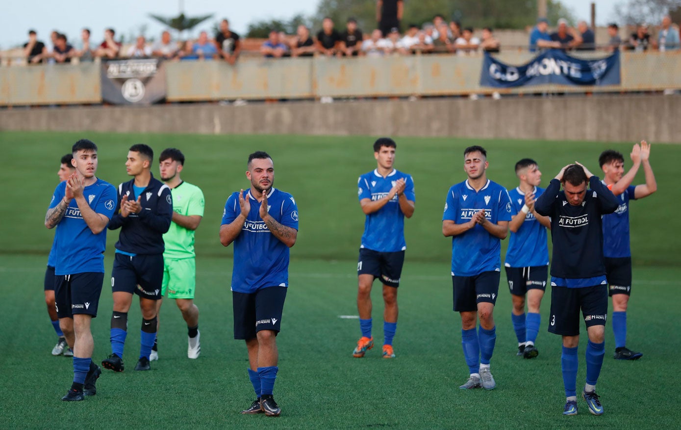 Los futbolistas saludan al concluir la eliminatoria.