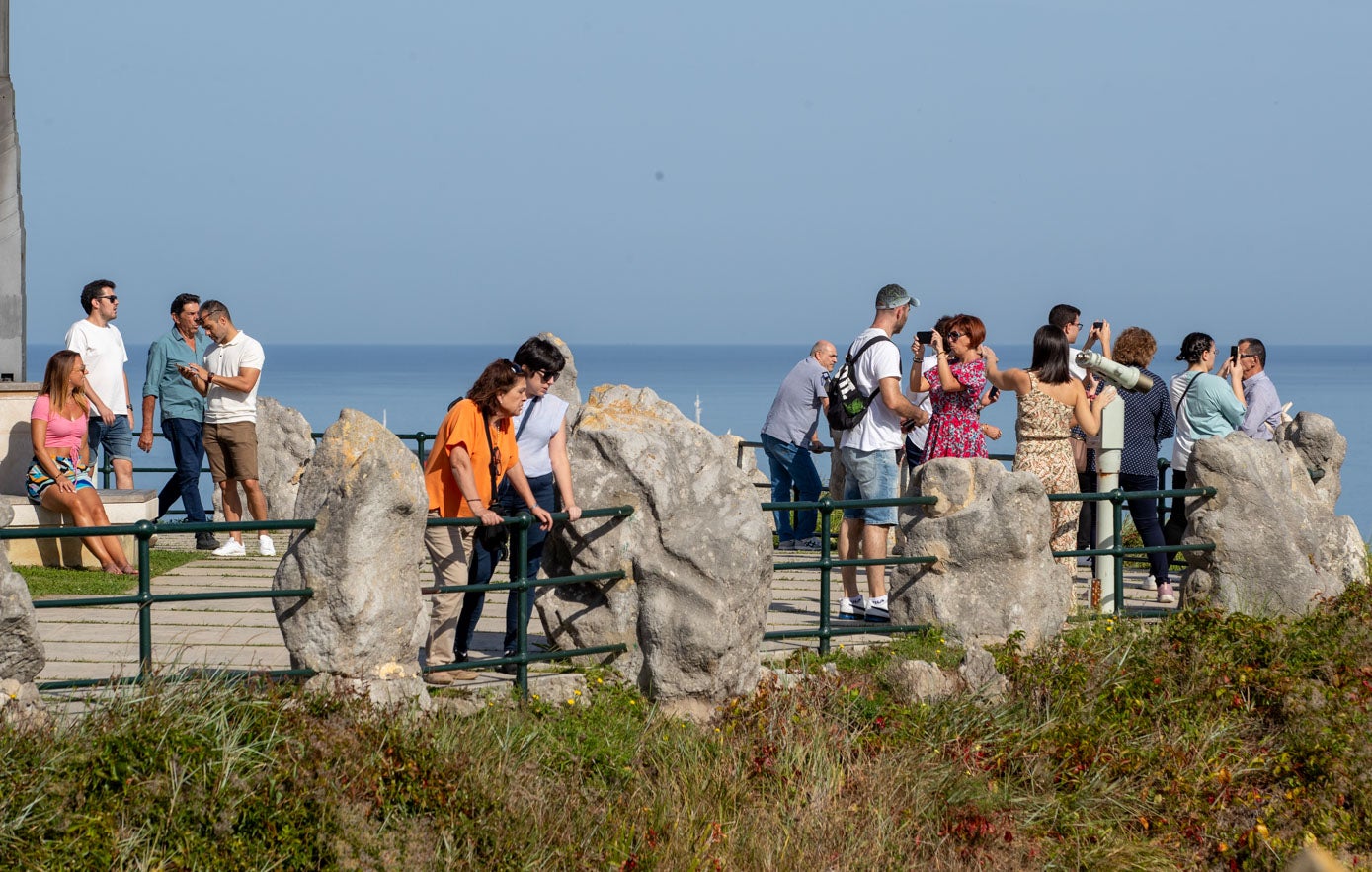 Turistas se hacen fotos en los exteriores del Palacio de La Magdalena