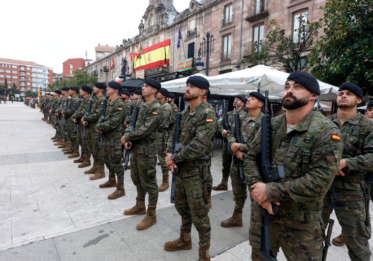 Los soldados del Regimiento Garellano 45, formados ante el Ayuntamiento.