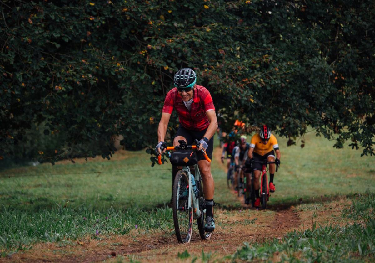 El gravel es una nuevamodalidad que se disputa con bicicletas que son una mezcla de carretera y BTT.