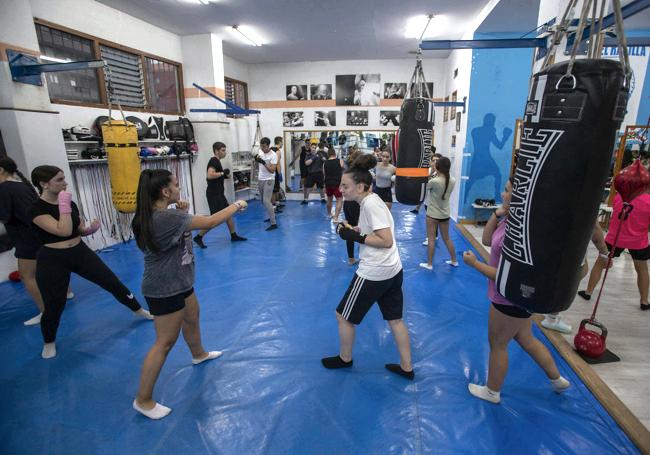 Entre los jóvenes, ellas ya son mayoría en los gimnasios de boxeo en Cantabria.