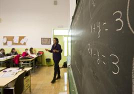 Una profesora imparte una clase de Matemáticas en un aula del instituto Santa Clara de Santander.