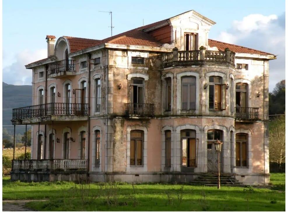 Vista de la casona, cuando era propiedad de los Sámano, antes de que fuera restaurada por sus actuales propietarios.