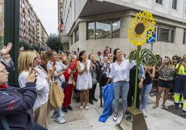 Rebeca Fernández, acompañada de la alcaldesa, coloca una escultura de girasol donde falleció su hijo, en Marqués de la Hermida.