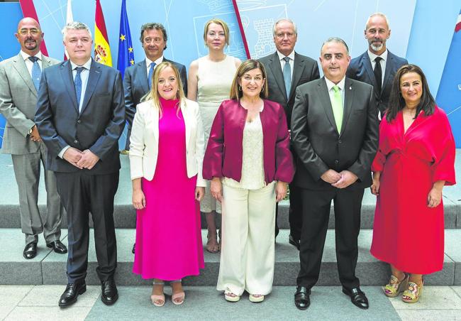 El Gobierno de Cantabria del PP. Arriba, de izquierda a derecha: César Pascual, Pablo Palencia, Eva Guillermina Fernández, Eduardo Arasti y Sergio Silva. Abajo, Luis Ángel Agüeros, Isabel Urrutia, María José Sáenz de Buruaga, Roberto Media y Begoña Gómez. daniel pedriza