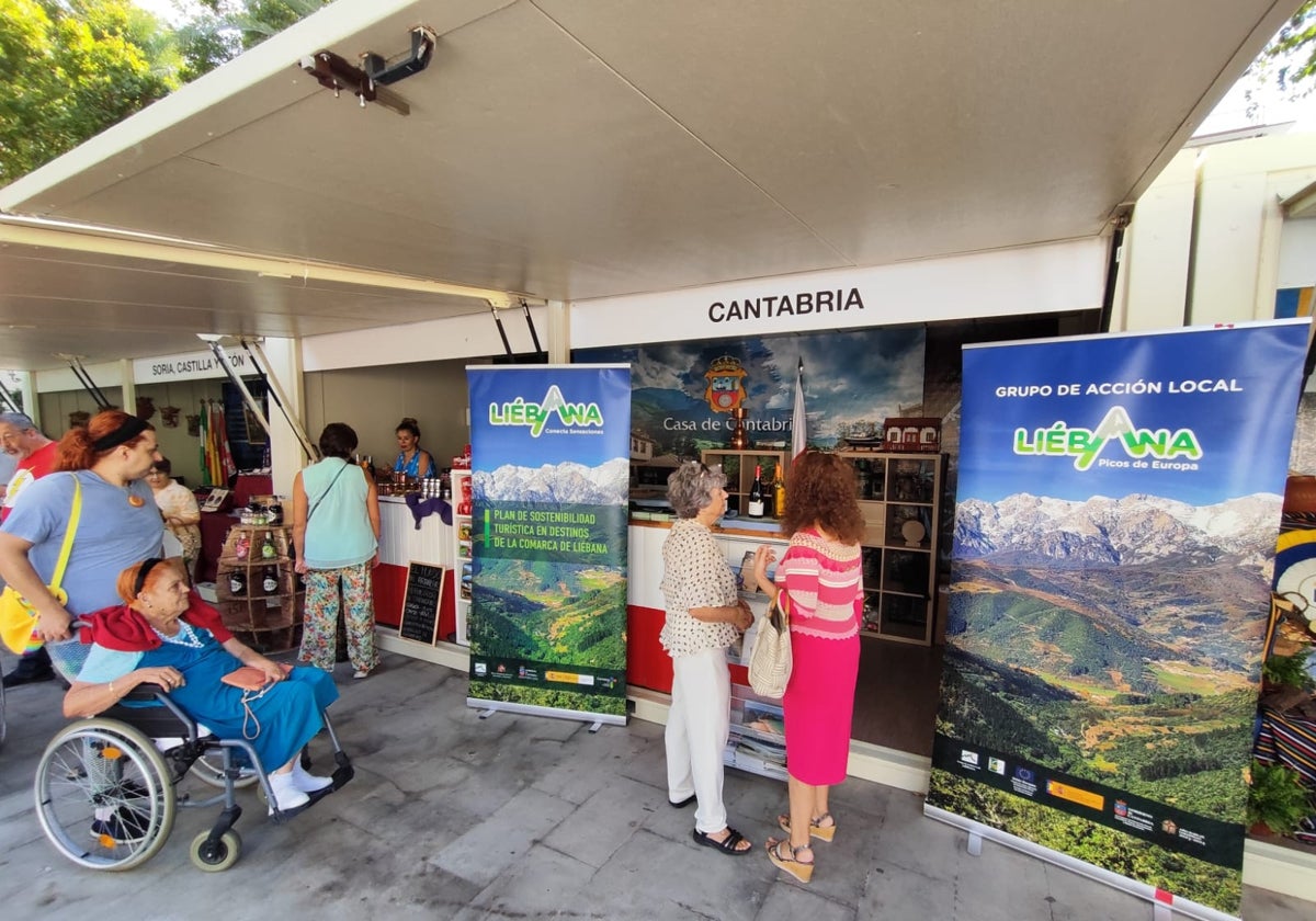 Visitantes contemplando el espacio dedicado a la comarca de Liébana, en Sevilla