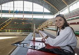 La bolista. Andrea Gómez posa esta semana en la Bolerona, el día en que se mostró la nueva vidriera.