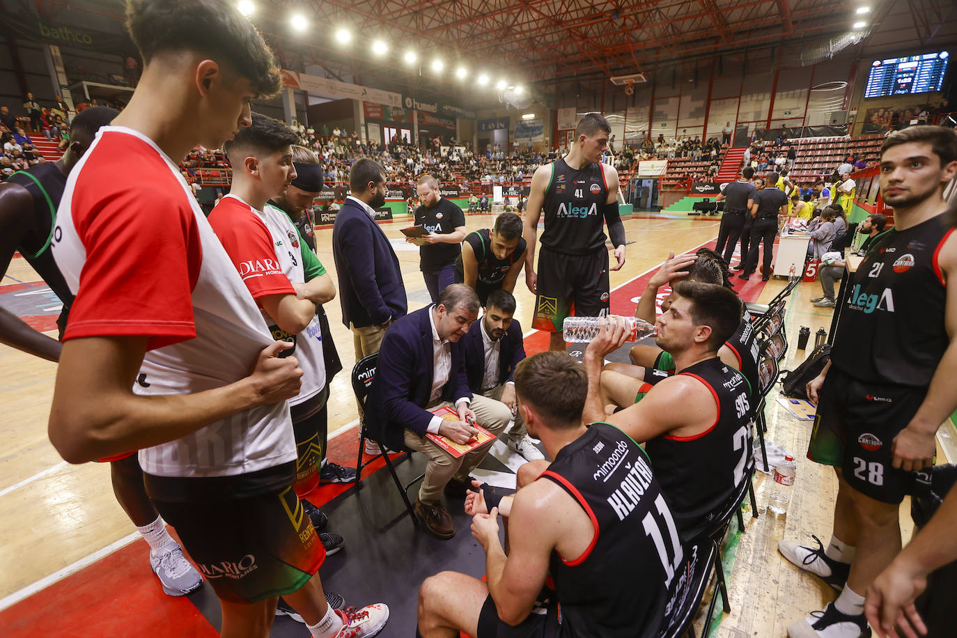 David Mangas da indicaciones a sus jugadores durante el partido. 