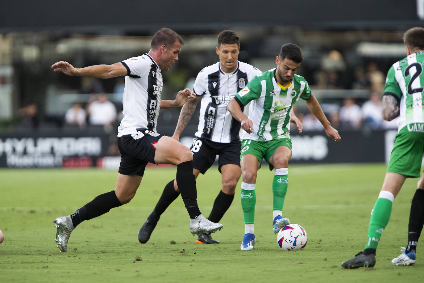 Andrés Martín avanza con la pelota rodeado de rivales del Cartagena.