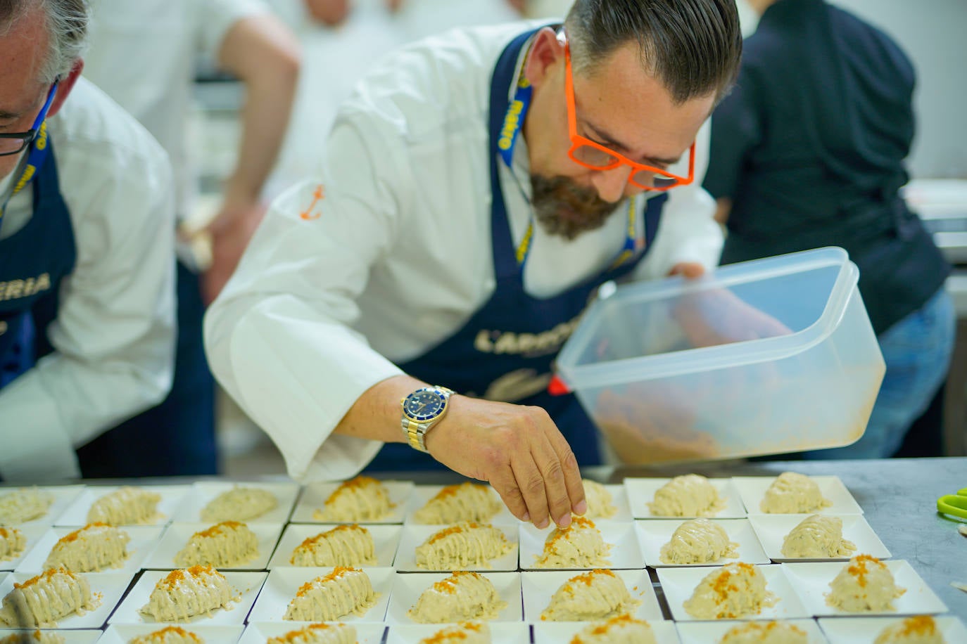 Uno de los cocineros remata su ensaladilla antes de sacarla ante los jueces.