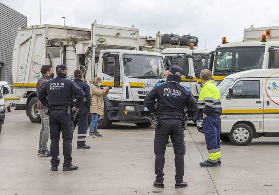 Labores de trasplante del arbolado en la calle Peña Herbosa, donde se sustituyeron los arces existentes por 40 ejemplares de avellano.