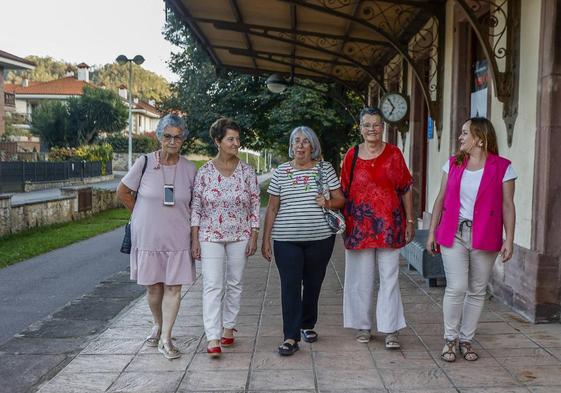 Sinda Díaz (izquierda), Matilde Fernández, María Jesús García, Helen James y Raquel Martínez.