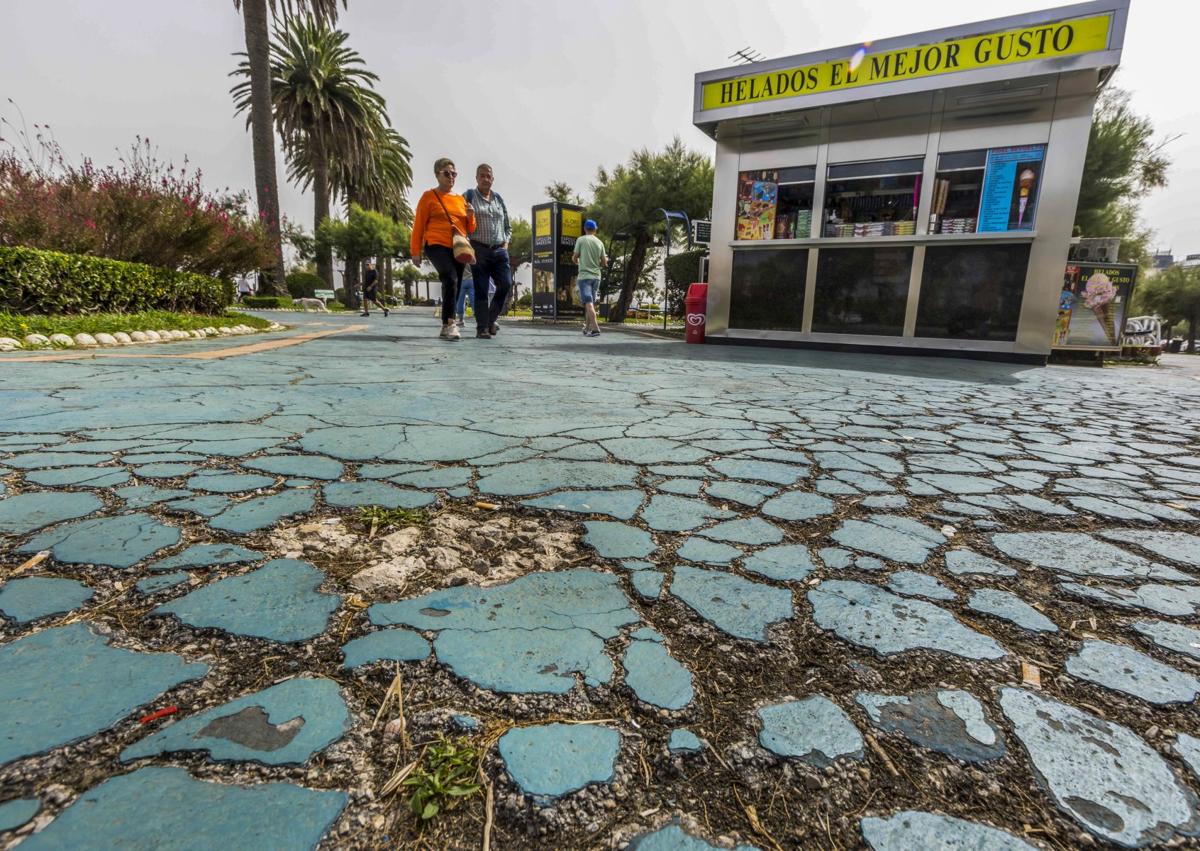 Imagen secundaria 1 - 1. El pavimento está actualmente muy deteriorado. | 2. Detalle de la vegetación de los Jardines en 1994.