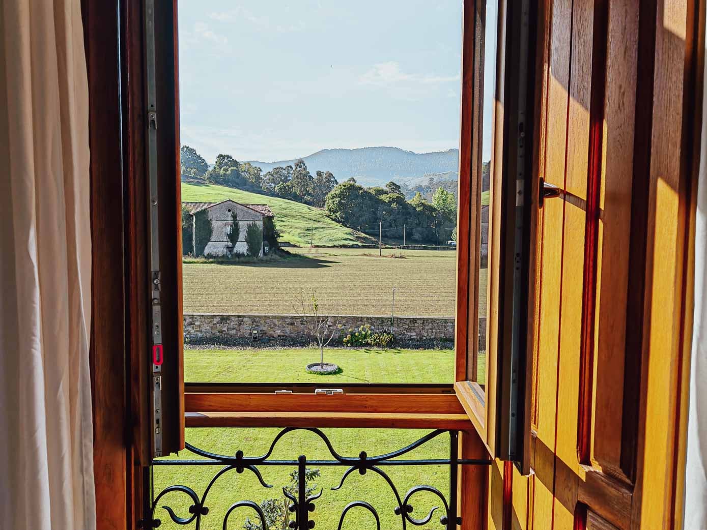 Vista desde una de las habitaciones al jardín, con las contraventanas de roble, originales de la casa, que fueron restauradas.