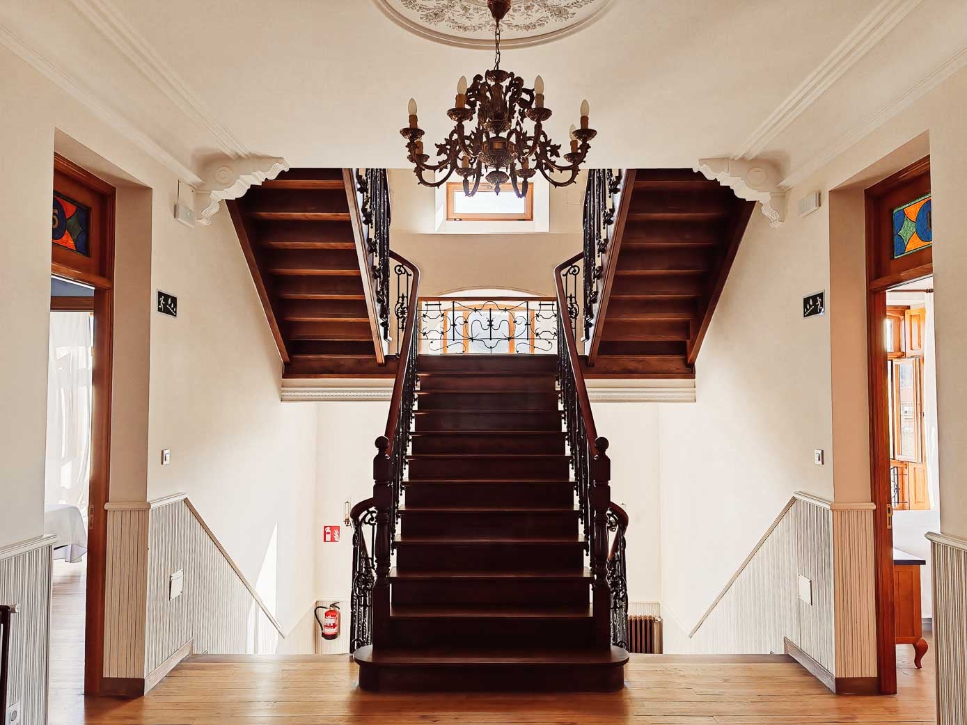 Escalera de madera de roble y hierro, original de la casa, restaurada por los actuales propietarios.