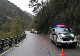 El coche quedó en un lateral de la carretera.