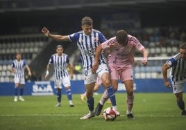 Basurto trata de controlar el balón.