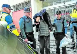 El presunto autor del triple atropello mortal de Suesa presta declaración ante el juzgado tras ser detenido por la Guardia Civil en abril.