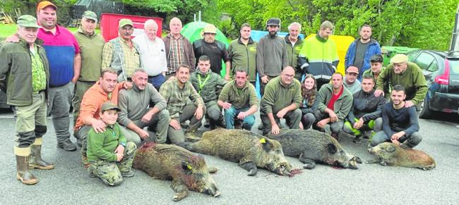 Integrantes de la cuadrilla 145, de Silió, dirigida por Roberto Fernández, con los cuatro jabalíes que cazaron en el monte de Vaocerezo.