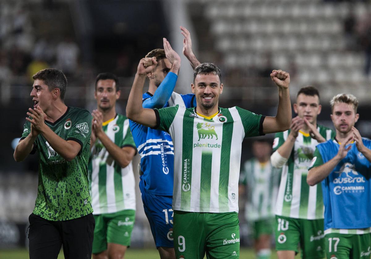 Jugadores del Racing tras el partido ante el Cartagena el pasado sábado.