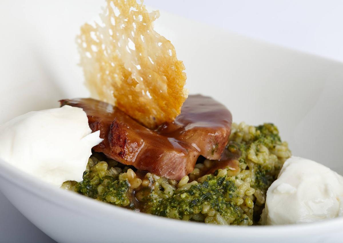 Imagen secundaria 1 - Arriba, tartar de jamón ibérico. Abajo, risotto con magret de pato, burrata y pesto; y vichyssoise con carabineros.