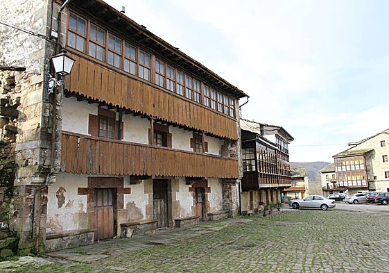Fachada principal de la casona, que es de estilo señorial y montañés, en la plaza que lleva el nombre del doctor Madrazo.