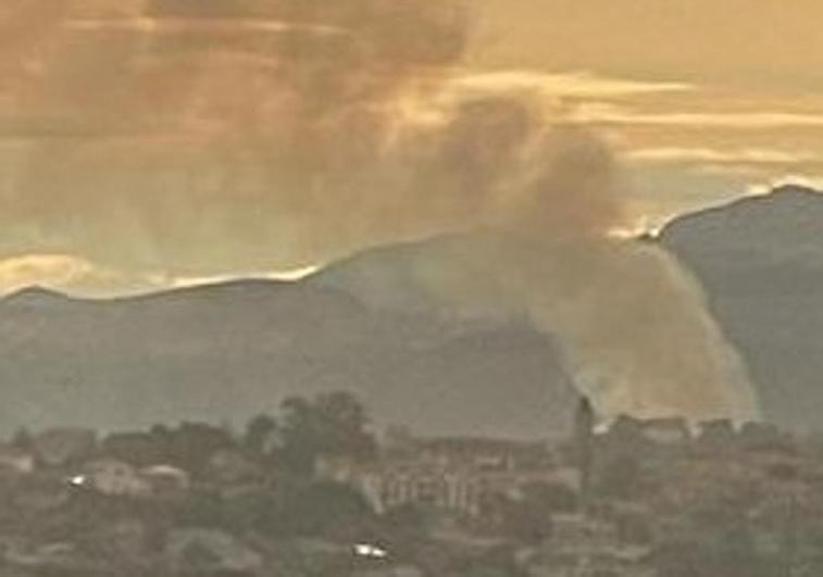 La columna de humo visible esta mañana desde Santander.