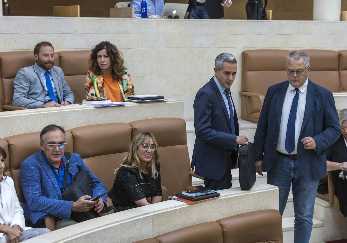 Pablo Zuloaga y los diputados socialistas, en el momento en el que abandonaron el Pleno del Parlamento a modo de protesta.