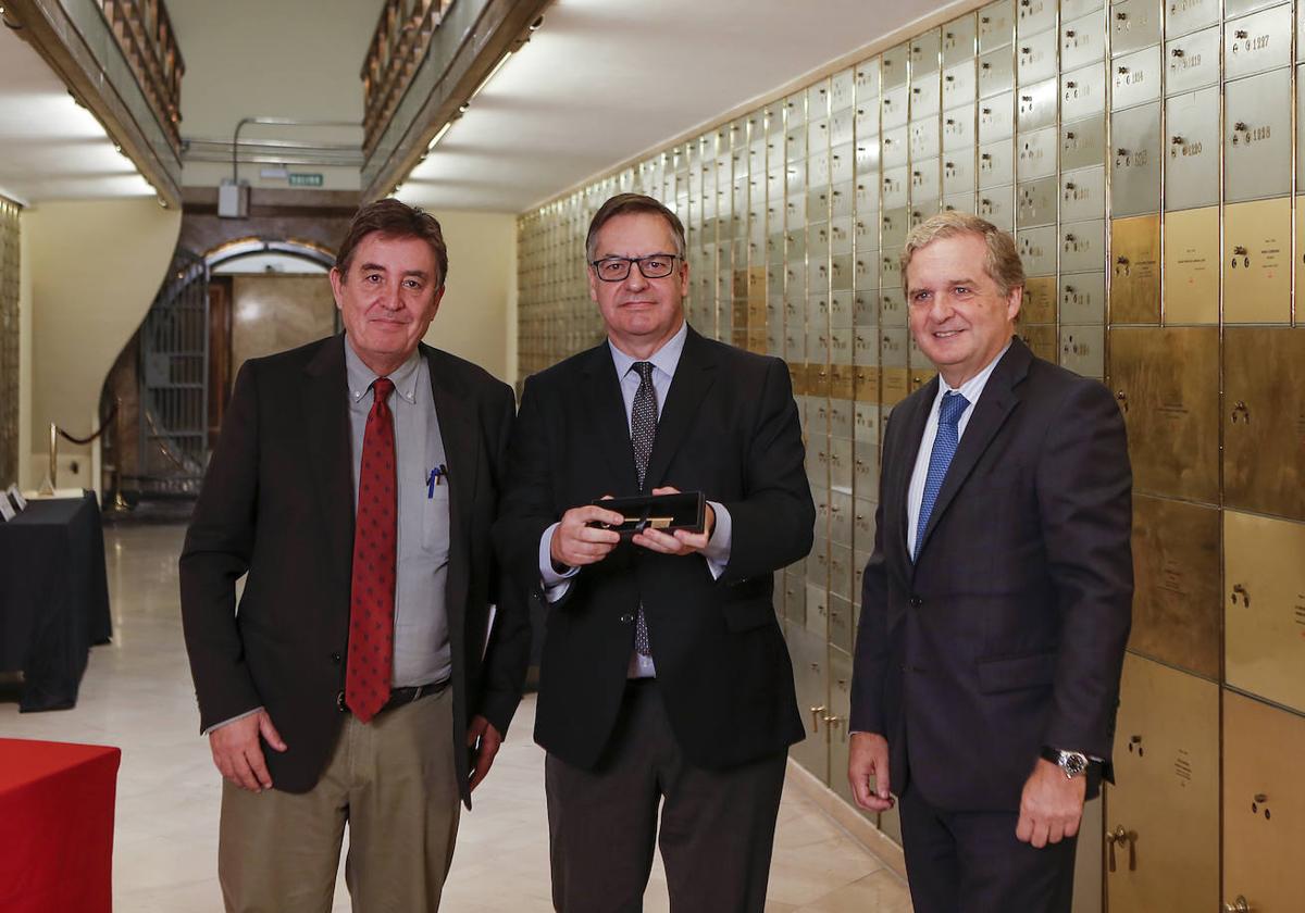 Íñigo Noriega, director de El Diario Montañés, entre Luis García Montero, director del Cervantes, e Ignacio Ybarra, presidente de Vocento.