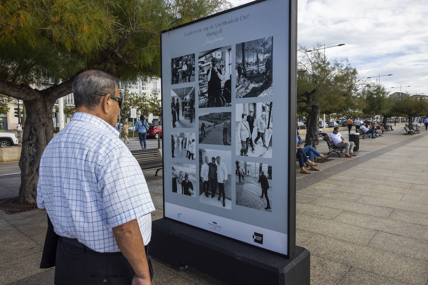 Los paseantes observan las fotografías del afamado chef