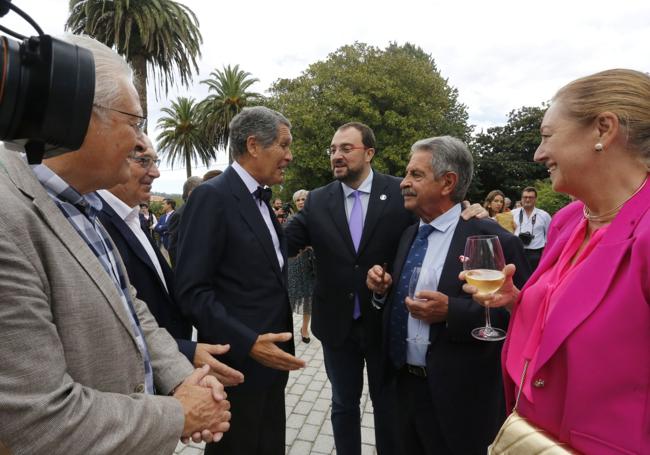 Miguel Ángel Revilla se reencontró con su «hermano» Adrián Barbón.