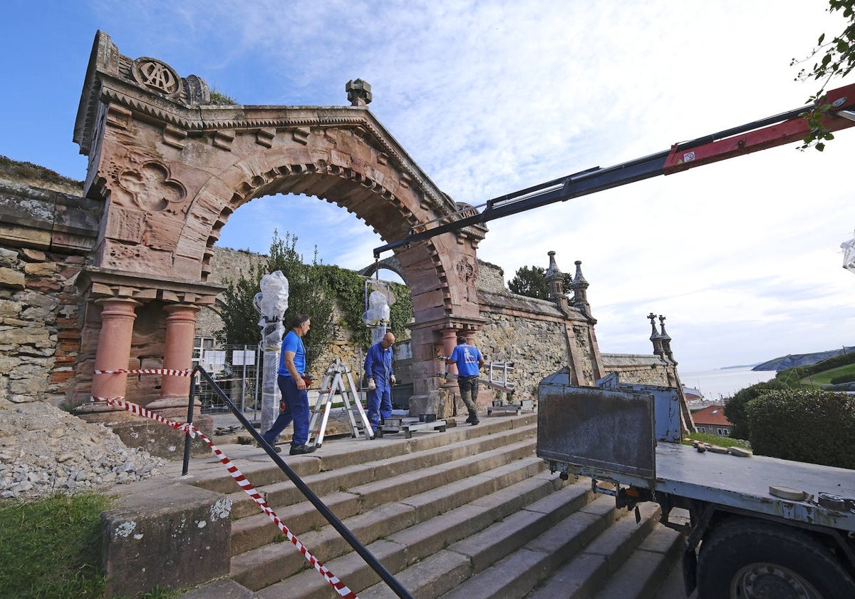 La verja de Domènech ya está en el cementerio de Comillas