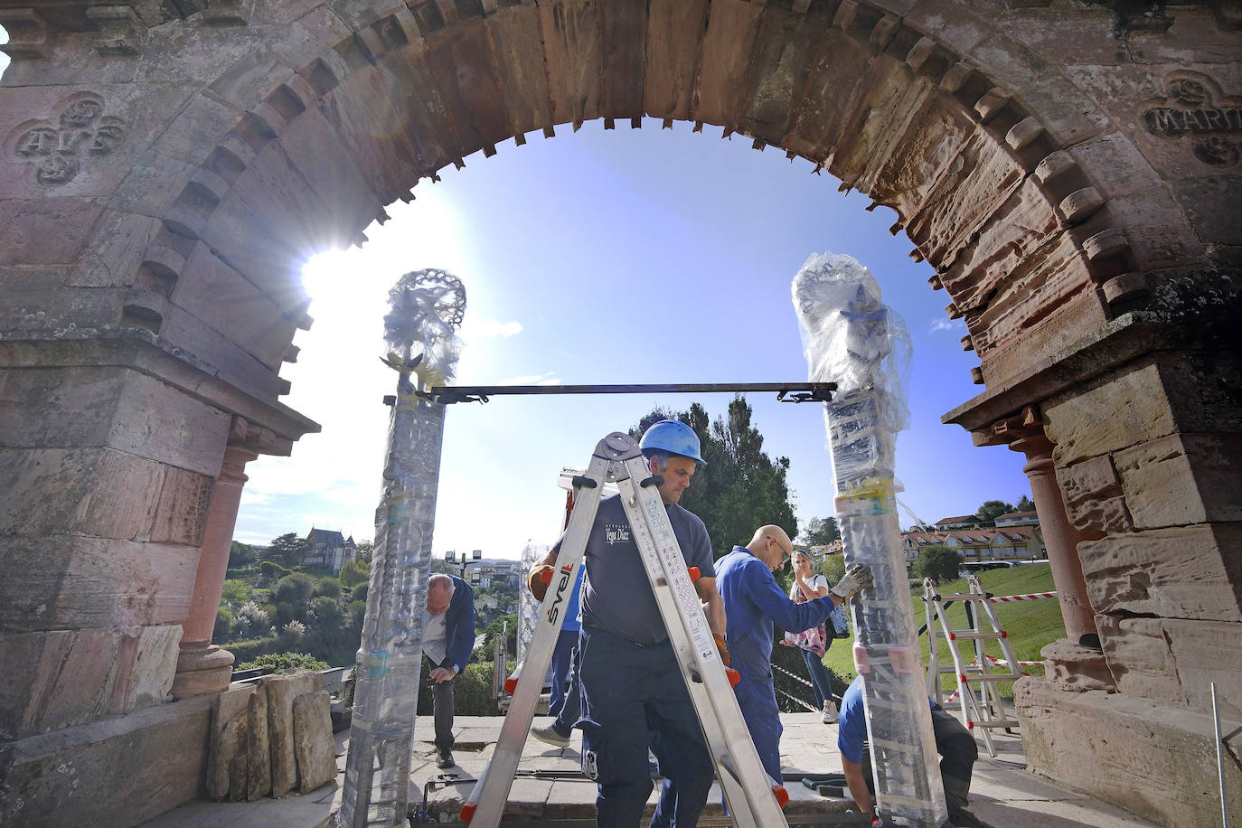 Los pilares bajo el arco situado a la entrada del cementerio. 