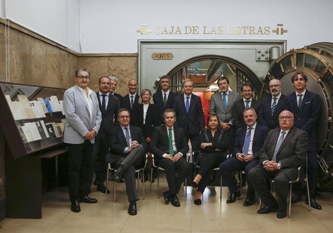 Los directores de los periódicos del Grupo Vocento a la entrada de la cámara acorazada.