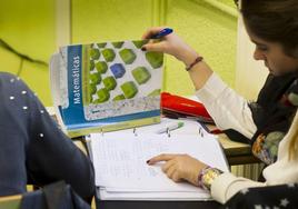 Una alumna de Bachillerato en un aula de Cantabria en una imagen de archivo.