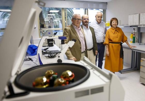 De izquierda a derecha, Jesús Merino, Javier Perales, Carlos Álvarez y Mercedes Martínez, de la primera promoción de Medicina.