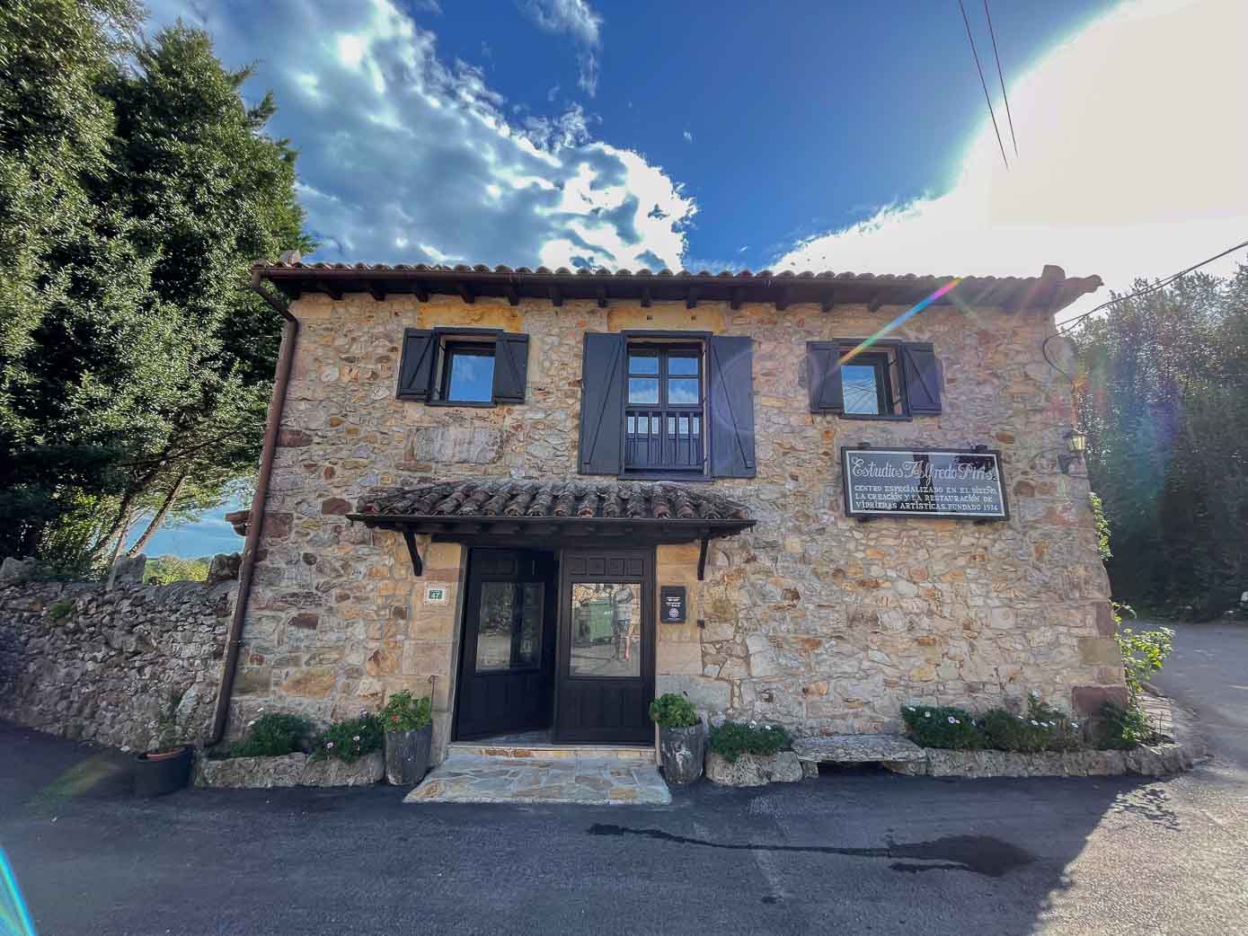 Fachada del estudio-taller y vivienda de Alfredo Piris, en Pámanes.