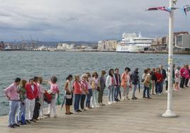 Decenas de mujeres forman una cadena humana en Santander por la lucha contra el cáncer de mama