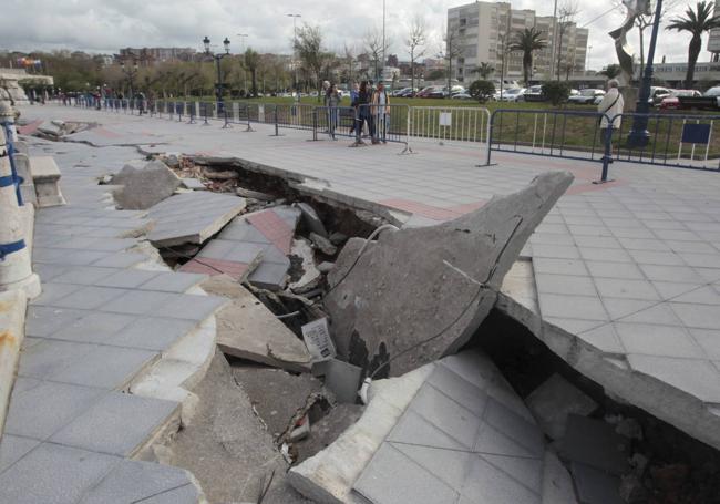 Efectos de un temporal de 2014 en el paseo de la Segunda playa del Sardinero en Santander.